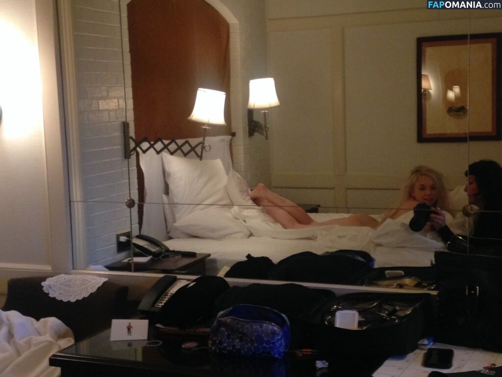 Emily Kinney Nahý Uniklá fotka #9