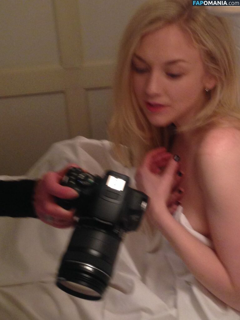 Emily Kinney Nahý Uniklá fotka #20
