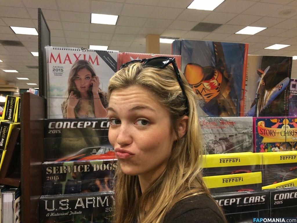 Lili Simmons Nahý Uniklá fotka #67