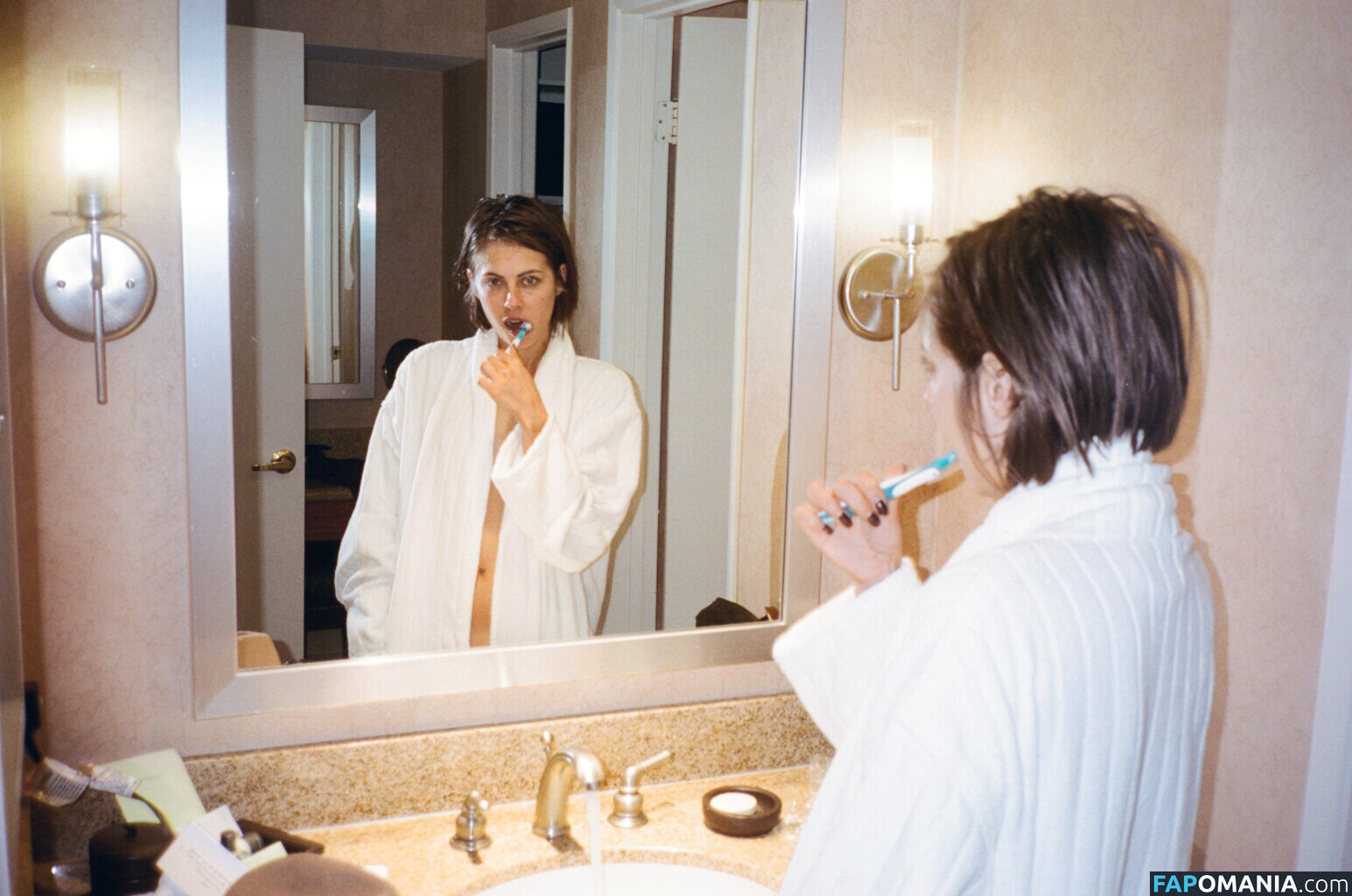 Willa Holland Nahý Uniklá fotka #5