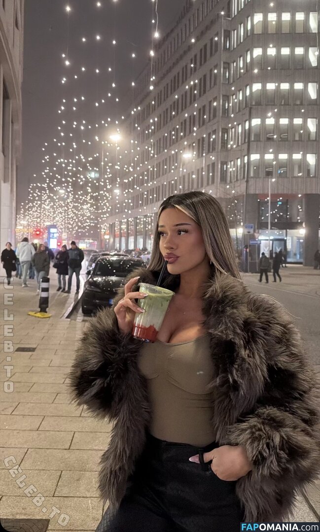 Almira Azemi / almira.azz / almirra.az Nahý OnlyFans  Uniklá fotka #7