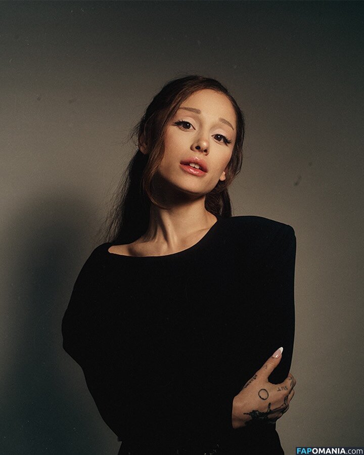 Ariana Grande / arianagrande Nahý OnlyFans  Uniklá fotka #1