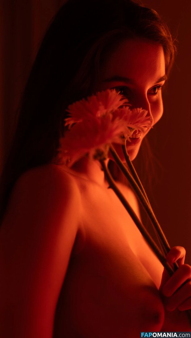 Avrelia Amaris Nahý OnlyFans  Uniklá fotka #8