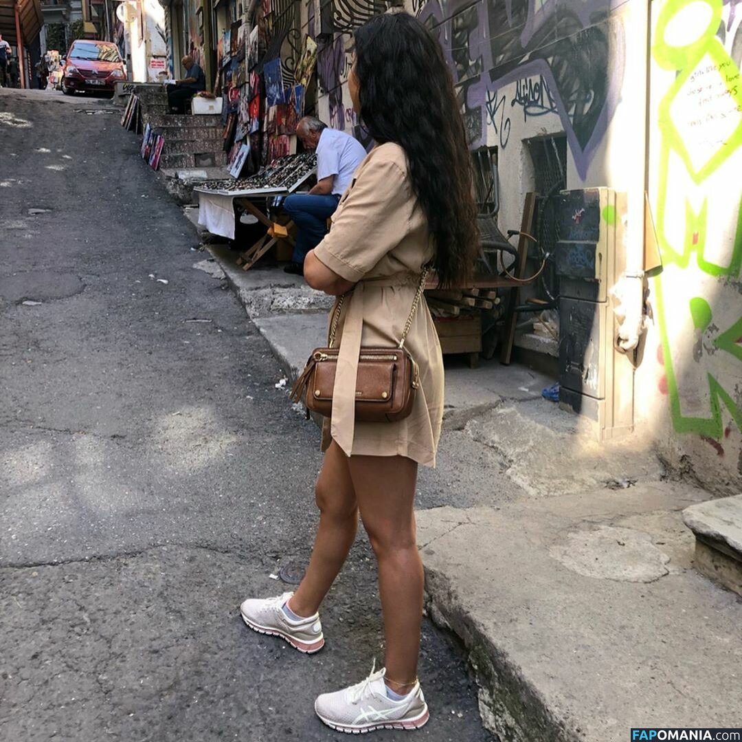 Elwa Saleh Nahý OnlyFans  Uniklá fotka #9