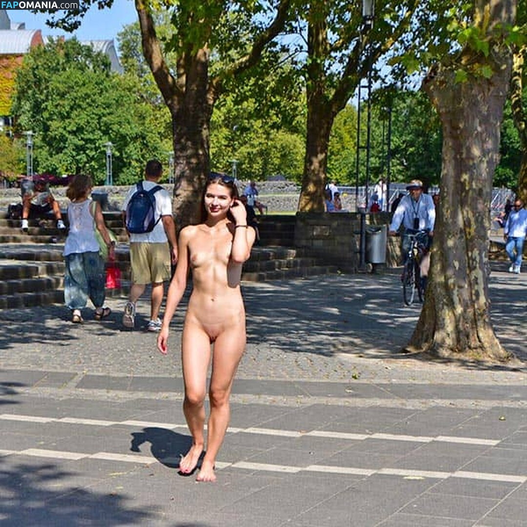 Emily Moon Nahý OnlyFans  Uniklá fotka #3