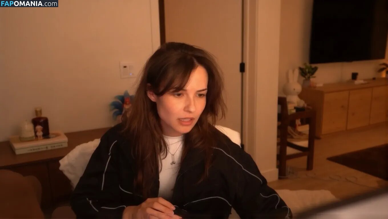 emilydaniellam / emilylynne / meilylol / valkyrae assistant Nahý OnlyFans  Uniklá fotka #6