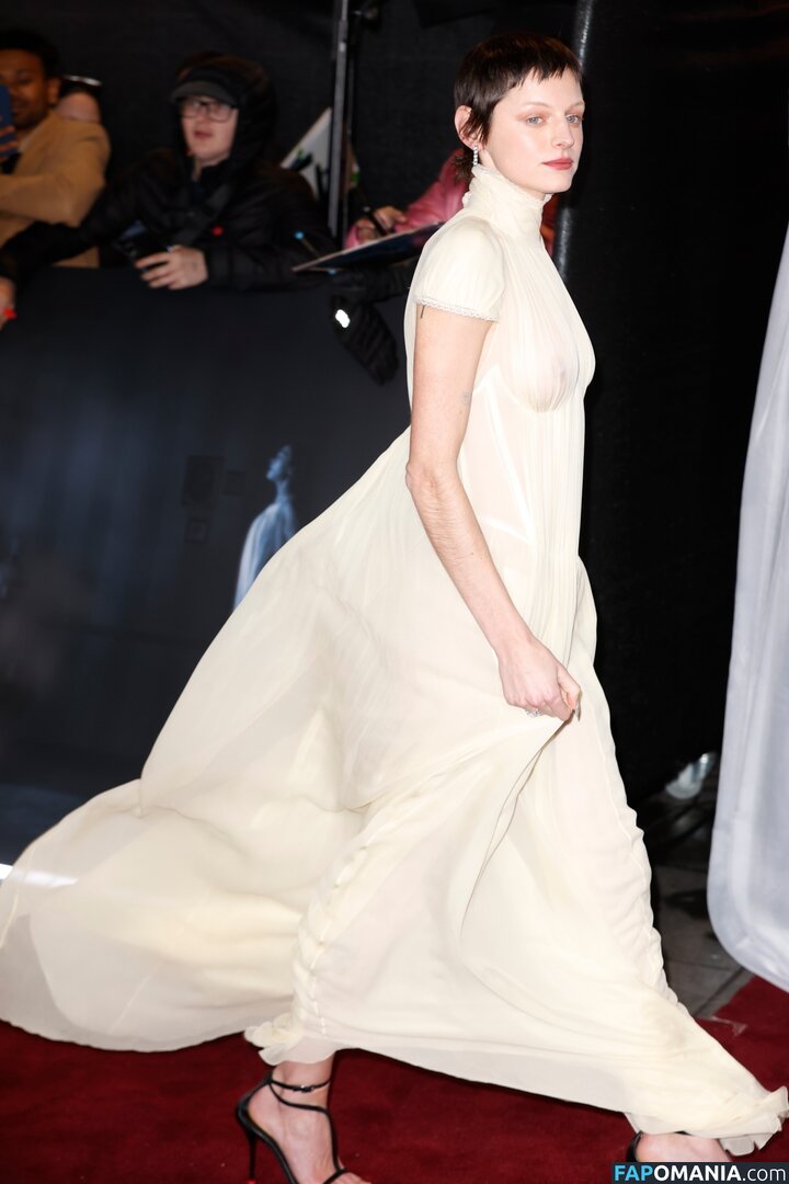 Emma Corrin / emmalouisecorrin Nahý OnlyFans  Uniklá fotka #4