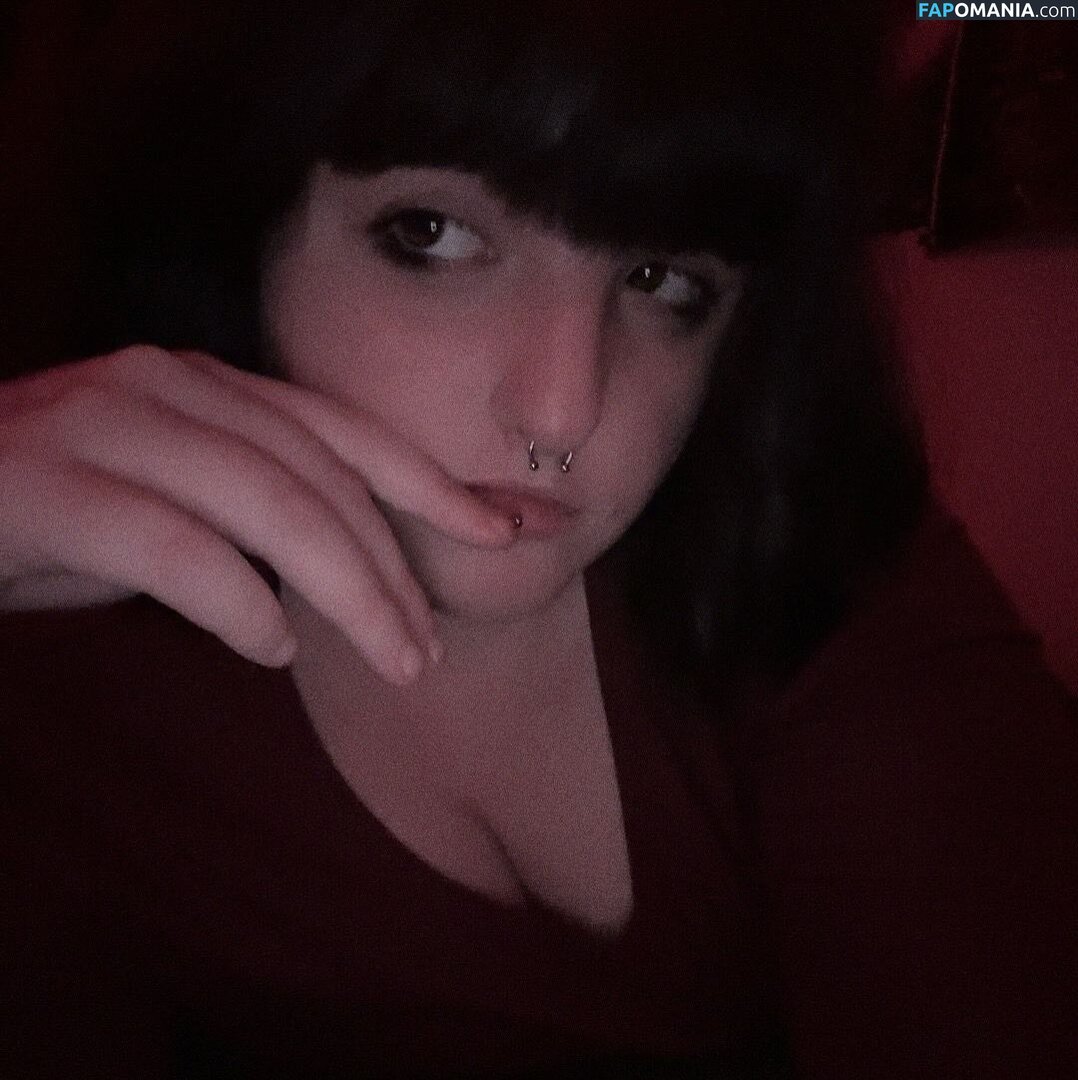 Myka / floral.and.fading._ / lets.cheers.t0.this Nahý OnlyFans  Uniklá fotka #2