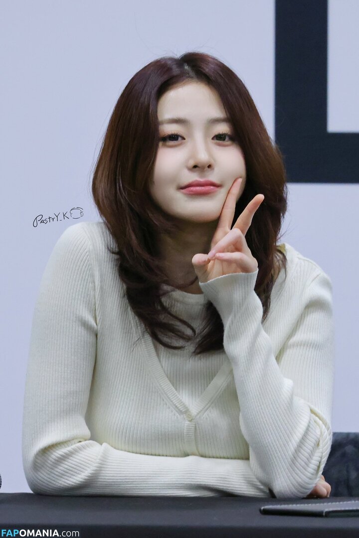 Huh Yunjin 허윤진 / LESSERAFIM / yunjin_lesserafims Nahý OnlyFans  Uniklá fotka #4