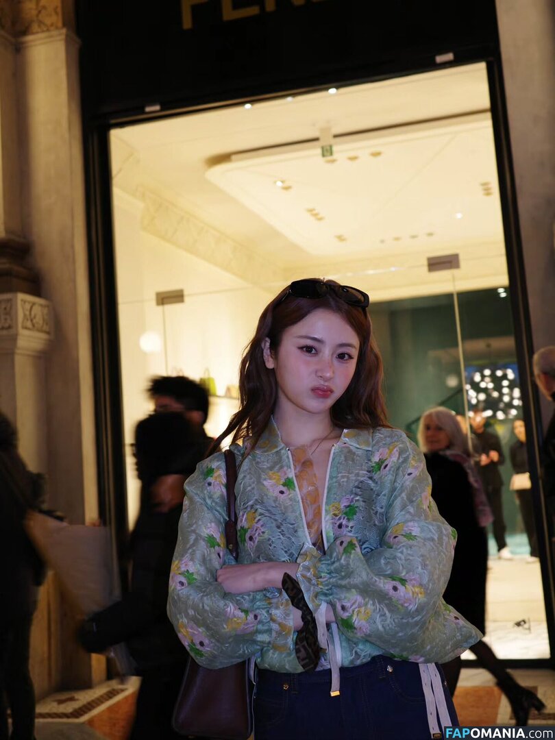 Huh Yunjin 허윤진 / LESSERAFIM / yunjin_lesserafims Nahý OnlyFans  Uniklá fotka #32