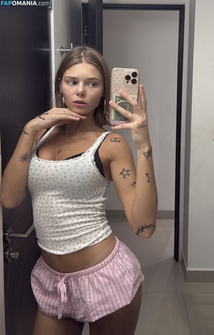 Ivasimmetria Nahý OnlyFans  Uniklá fotka #4