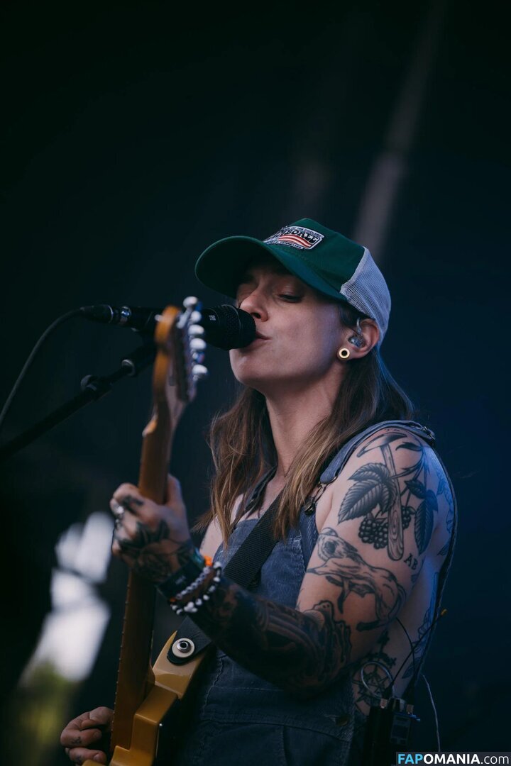 Julien Baker / julienrbaker Nahý OnlyFans  Uniklá fotka #25