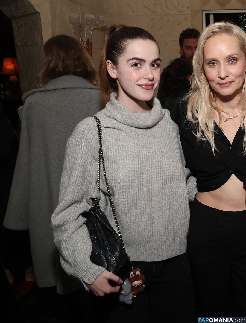 AdventuresSabrina / Kiernan Shipka / kiernanshipka Nahý OnlyFans  Uniklá fotka #1551