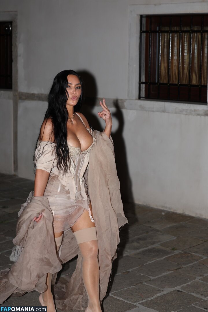 Kim Kardashian / kimkadarshian / kimkardashian Nahý OnlyFans  Uniklá fotka #23