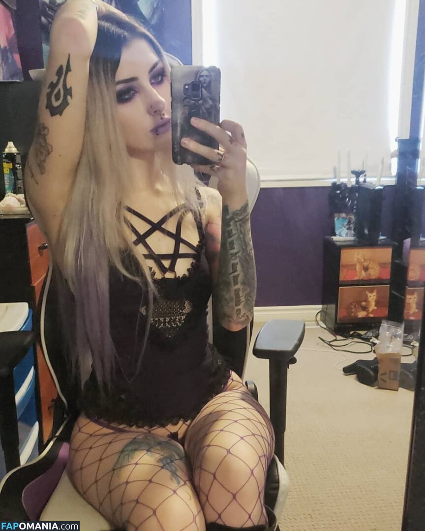 ladysurvival / ladysurvivalwow / onlyfungi Nahý OnlyFans  Uniklá fotka #2