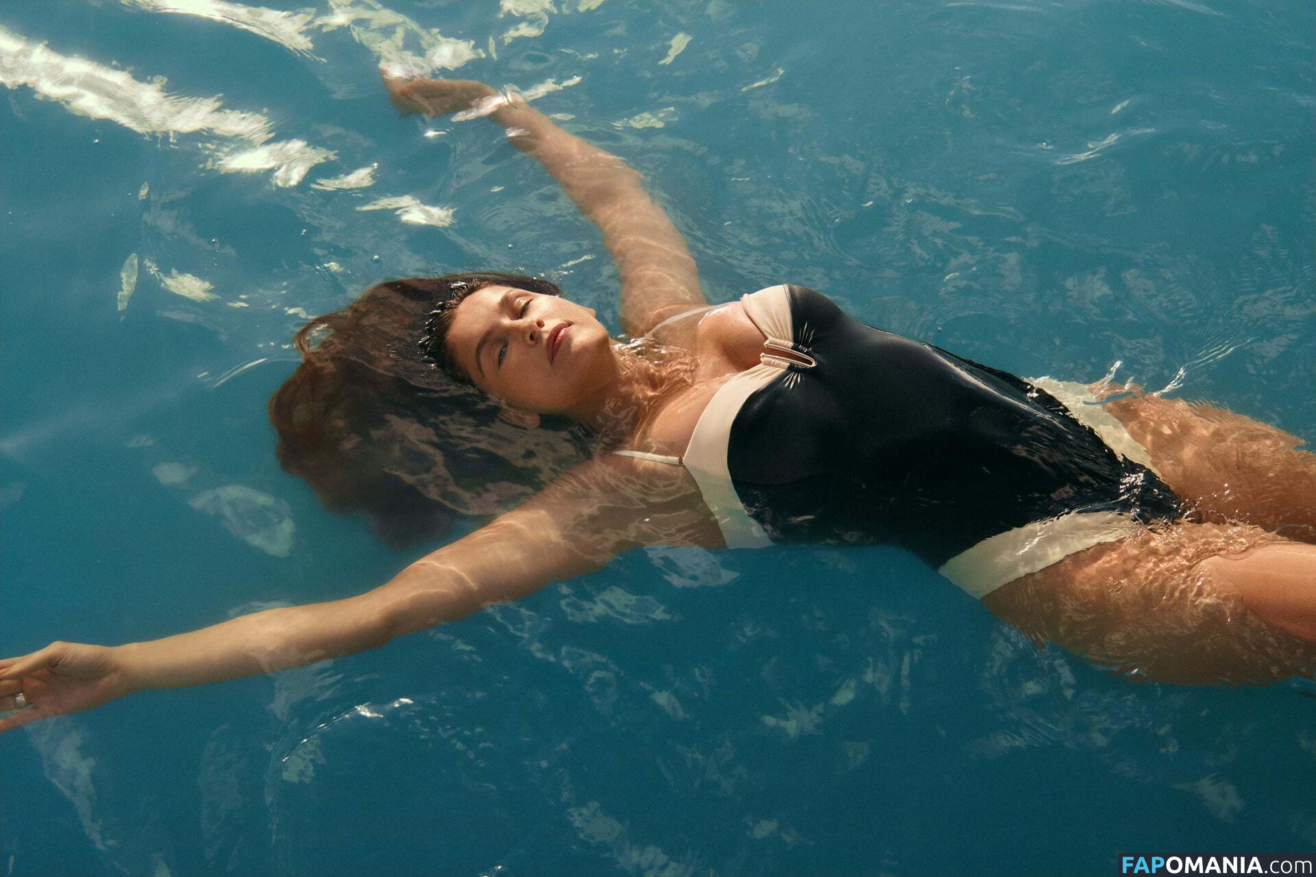 Laetitia Casta / laetitiacasta Nahý OnlyFans  Uniklá fotka #2