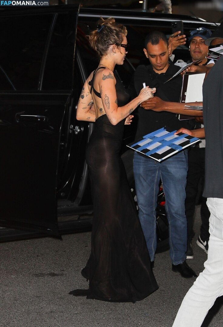 Miley Cyrus / https: / mileycyrus Nahý OnlyFans  Uniklá fotka #20