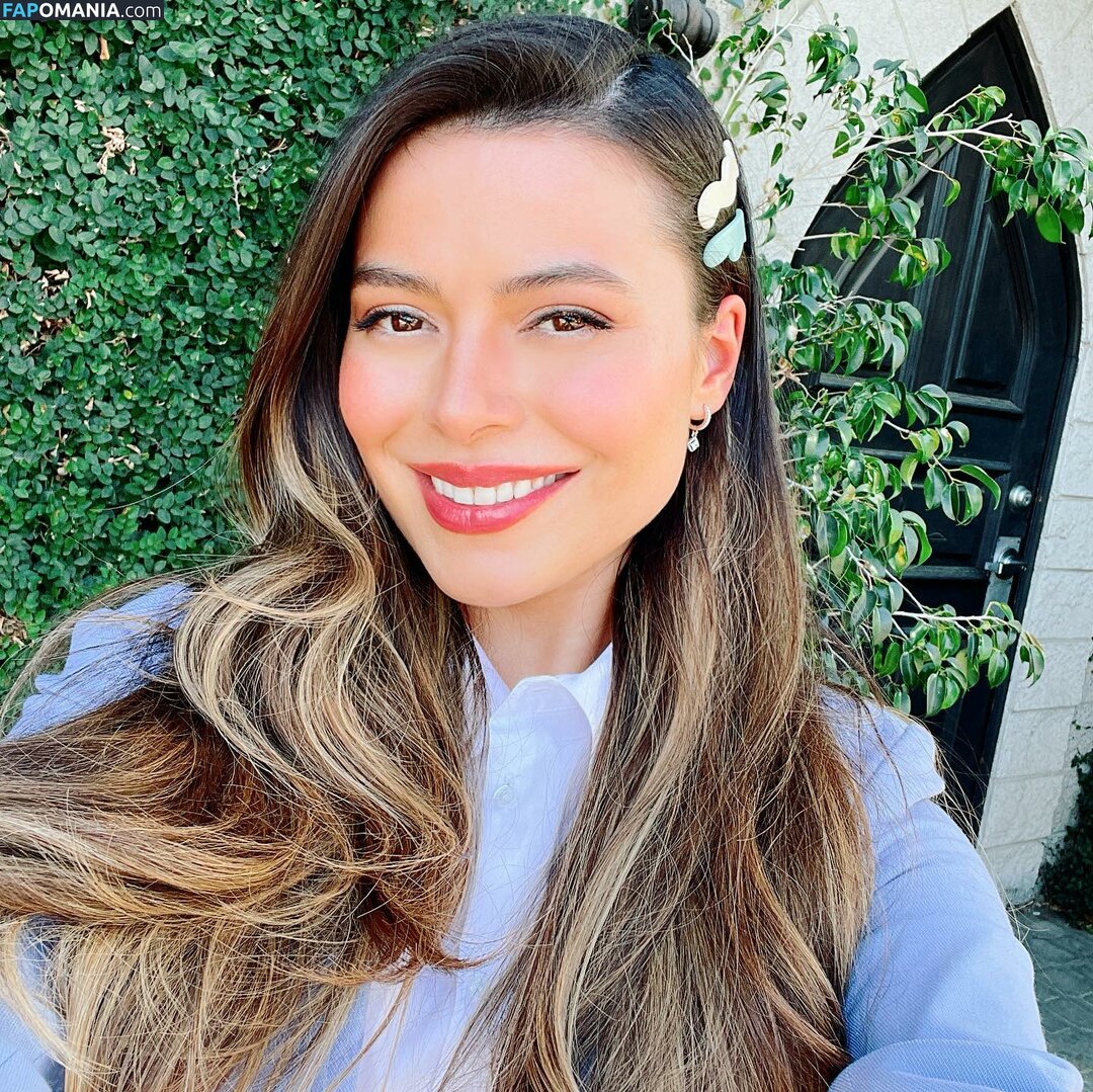 Miranda Cosgrove / MirandaCosgrove / onlyfanssz Nahý OnlyFans  Uniklá fotka #58