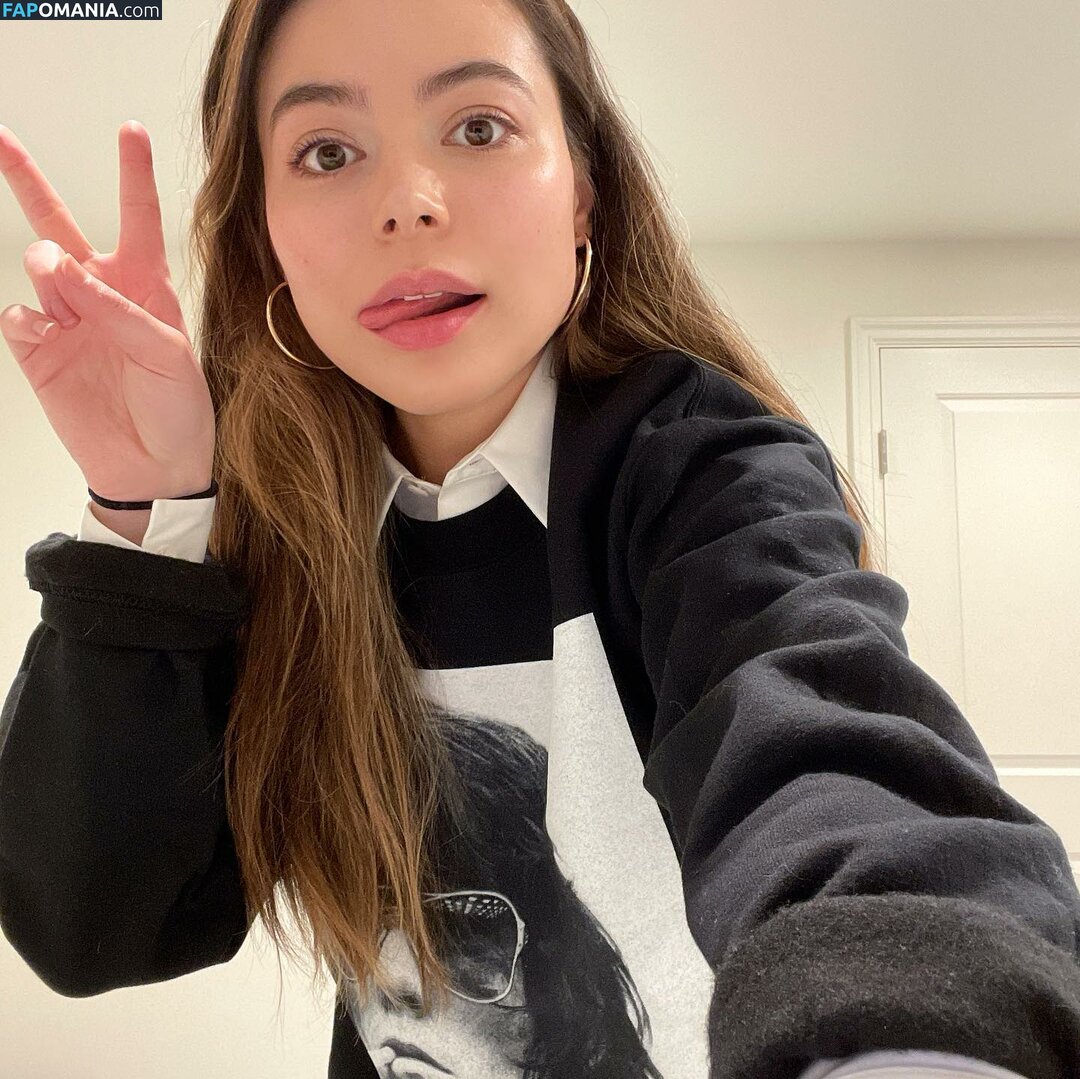 Miranda Cosgrove / MirandaCosgrove / onlyfanssz Nahý OnlyFans  Uniklá fotka #59