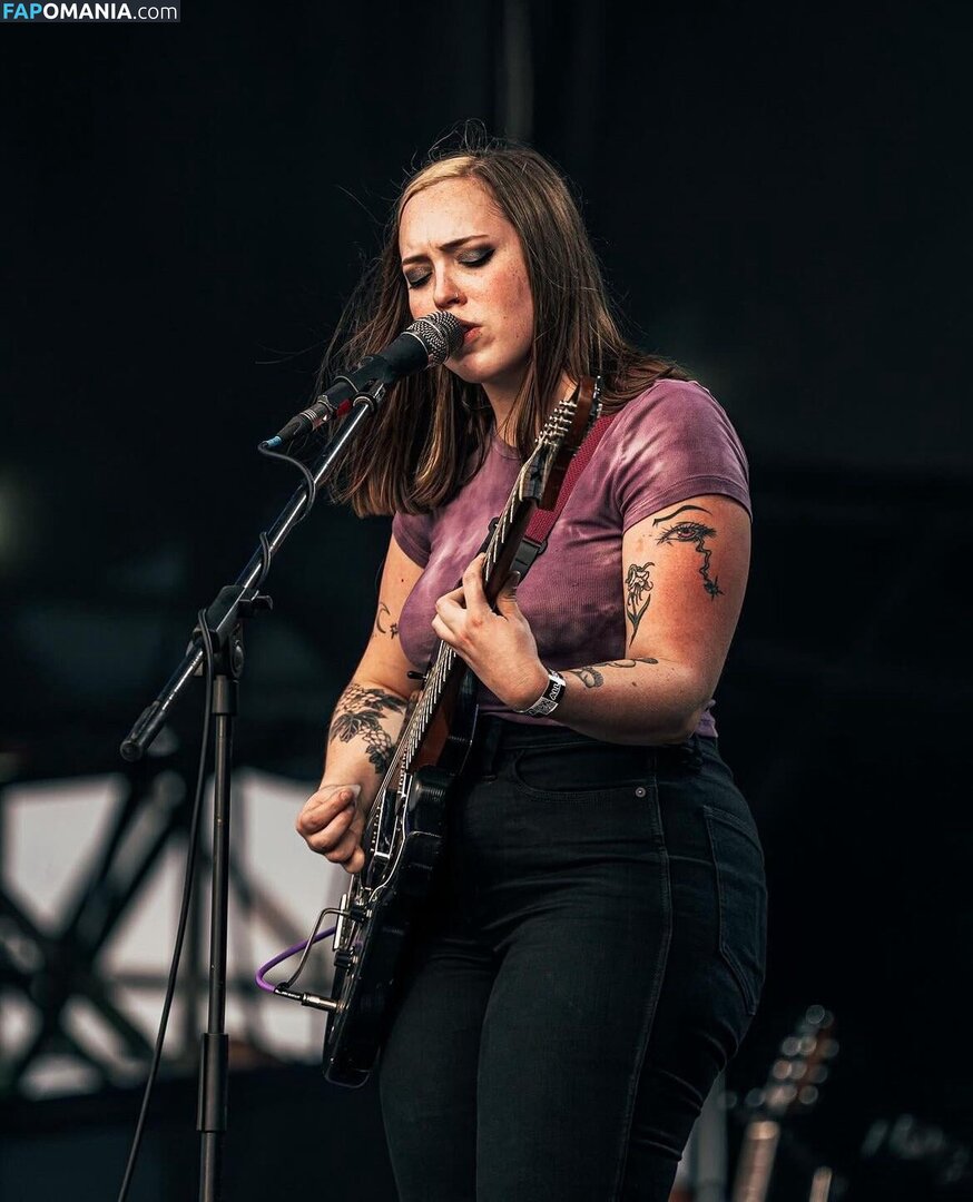Soccer Mommy / Sophia Allison / soccermommyband Nahý OnlyFans  Uniklá fotka #1