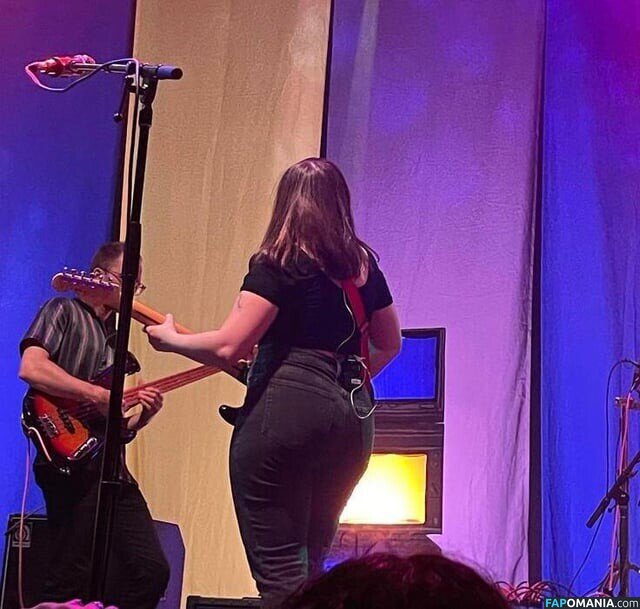 Soccer Mommy / Sophia Allison / soccermommyband Nahý OnlyFans  Uniklá fotka #5