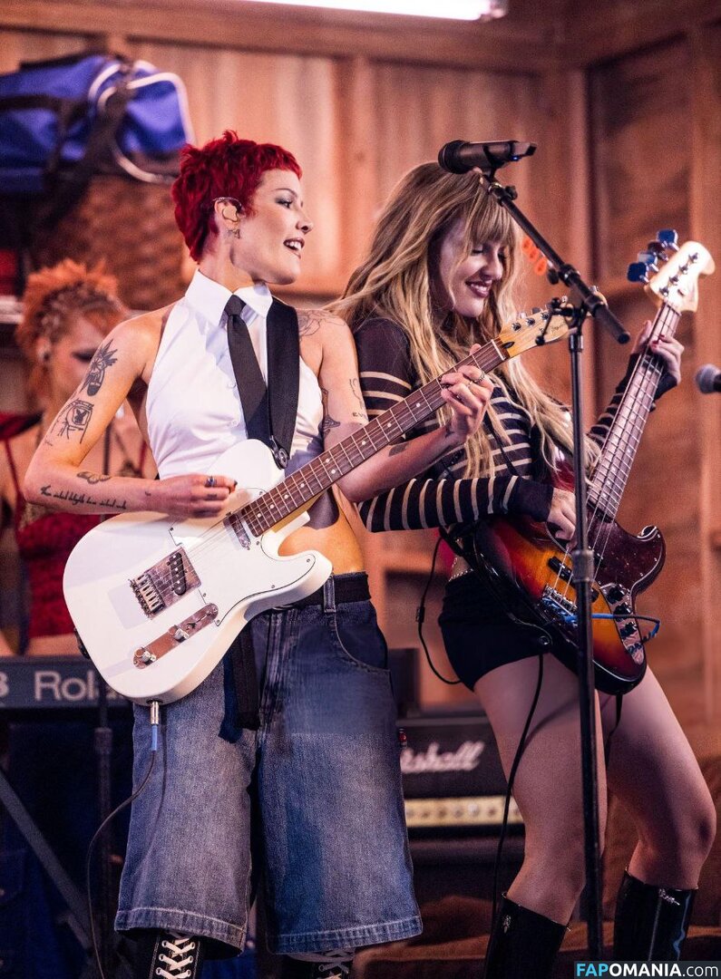 Maneskin bassist / Victoria De Angelis / vicdeangelis Nahý OnlyFans  Uniklá fotka #1075