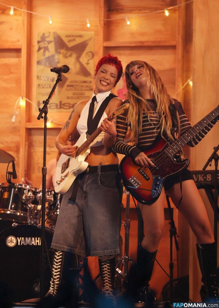 Maneskin bassist / Victoria De Angelis / vicdeangelis Nahý OnlyFans  Uniklá fotka #1076