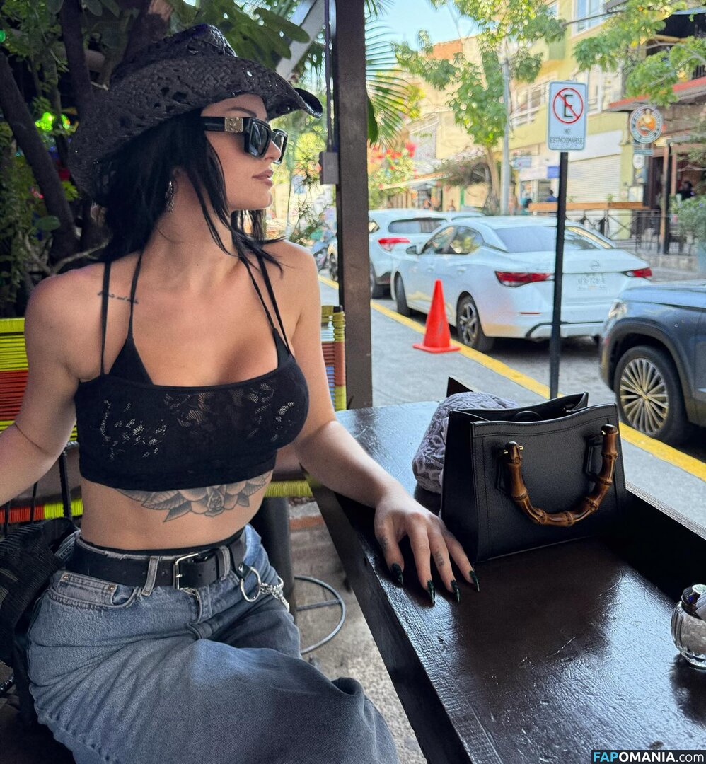 WWE's Paige  / WWE's Paige / Saraya Bevis / saraya Nahý OnlyFans  Uniklá fotka #3